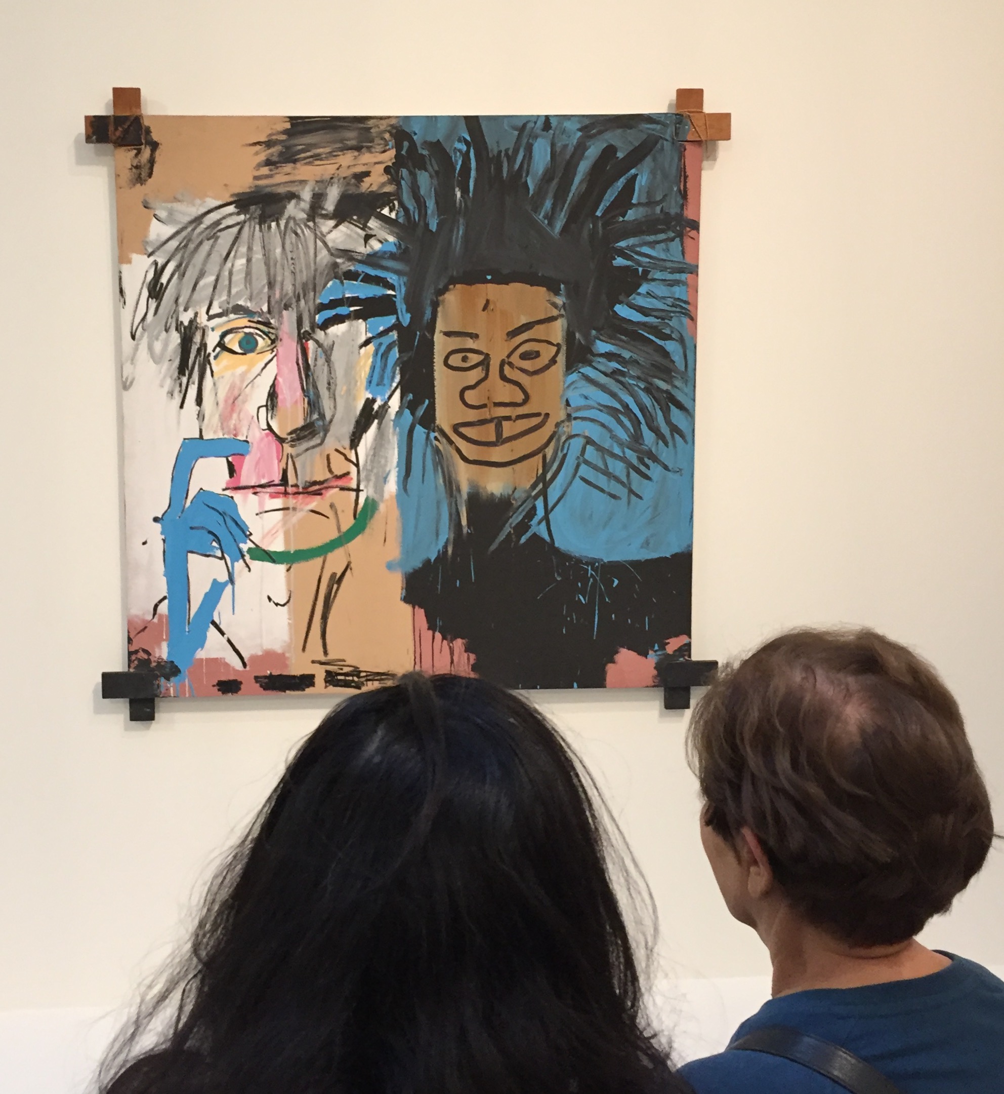Deux femmes en contemplation devant le tableau "Dos Cabezas", fait par Jean-Michel Basquiat et WarholPrésenté » à la Fondation Louis Vuitton