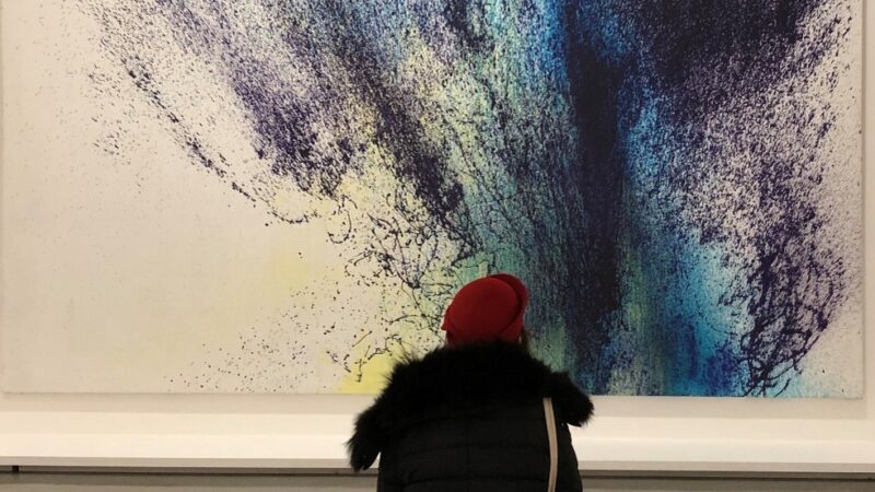Aidante face à une oeuvre d'art dans un musée